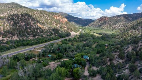 格伦代尔Zen Zion River Dome的山脉道路的空中景观