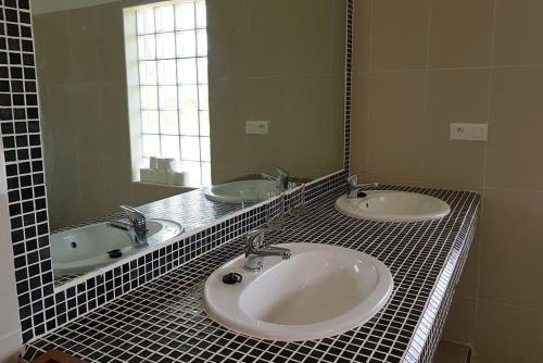 斯基灵角Ocean Lodge Resort的一间带两个盥洗盆和大镜子的浴室