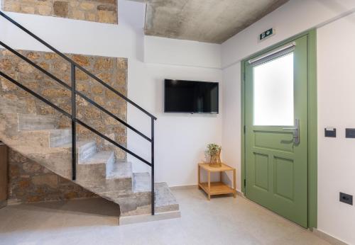 罗德镇Casa del Sol Suites的带有绿色门和石墙的楼梯