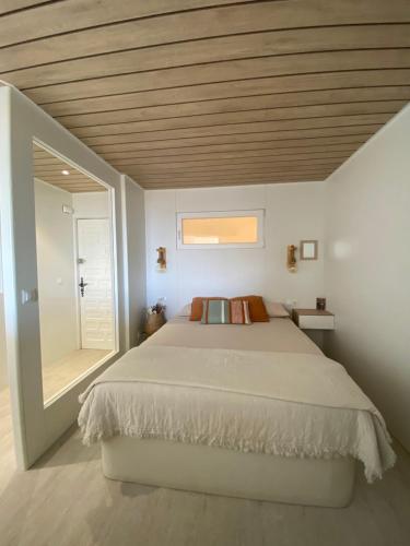 贝纳哈拉菲Apartamento Sol, Benajarafe的一间卧室设有一张大床和一个窗户。