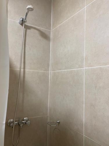 圣米格尔·德·图库玛GMP Suites的浴室内配有淋浴和头顶淋浴