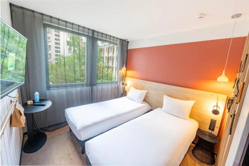 巴黎巴黎布洛涅16号宜必思尚品酒店的小型客房 - 带2张床和窗户
