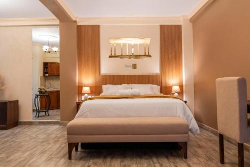 克萨尔特南戈Luna de Plata的一间卧室设有一张大床和一个走廊
