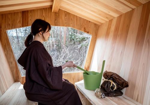 木曾町莫里尼奥日式旅馆的桑拿浴室里窗外的女人