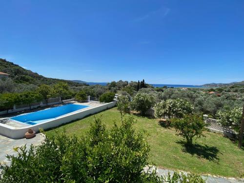 毕达哥利翁Villa Karras的享有带游泳池的别墅的空中景致