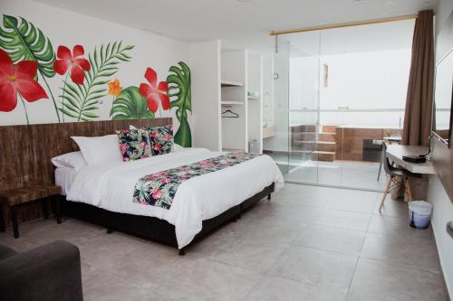 圣菲德安蒂奥基亚博通德索酒店的一间带一张床和一张书桌的卧室以及一间浴室。