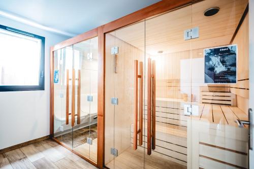 塞尼奥斯Les Maritimes的带淋浴的浴室(带玻璃墙)