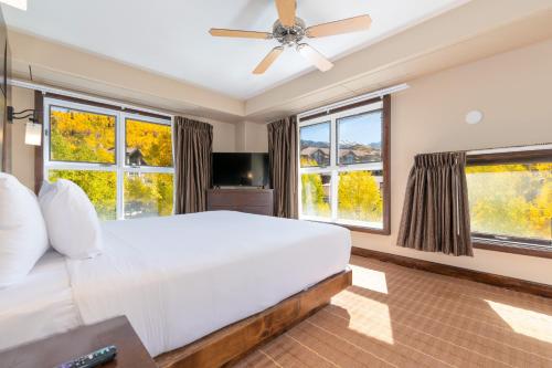特柳赖德山峰水疗度假酒店的卧室设有白色大床和窗户。