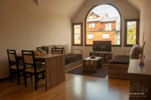 圣马丁德洛斯Departamentos - Belgrano 810的客厅配有沙发和桌子