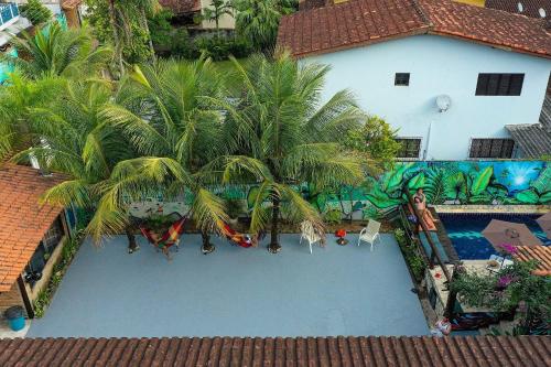 马利西亚斯Maré Alta Suites - Maresias的享有棕榈树游泳池的顶部景致