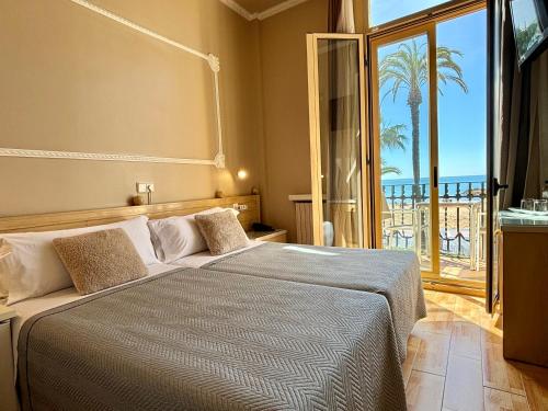 锡切斯塞利玛尔酒店的一间卧室设有一张床,享有海景