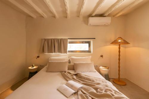 圣何塞Boutique Hotel Jardines de Palerm的卧室配有带枕头的大型白色床