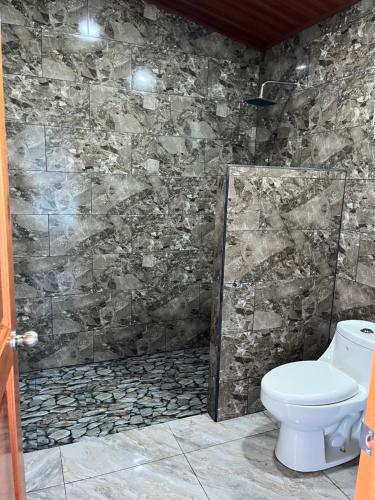 蒙泰韦尔德哥斯达黎加维斯塔沃狄小屋的一间带卫生间和石墙的浴室