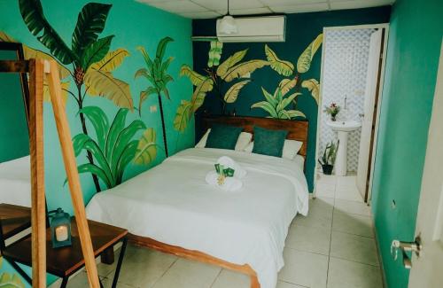 圣地亚哥Hostel Travelers Santiago的一间卧室配有一张带热带壁纸的床