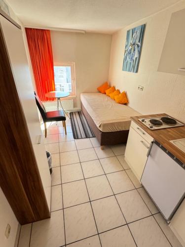 罗斯托克阿尔鲁斯公寓的小房间设有床和厨房