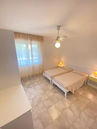 利尼亚诺萨比亚多罗Residence Luna的一间卧室设有两张床和窗户。