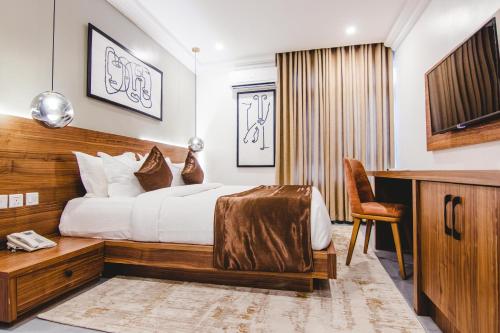 阿布贾BON Hotel Imperial的配有一张床和一张书桌的酒店客房