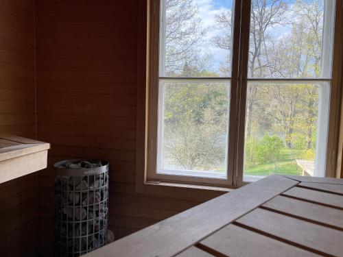 菲斯卡斯Lindallén Guest House的配有木桌的窗户