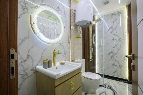 开罗Piccolo Mondo Boutique Hotel的一间带水槽、卫生间和淋浴的浴室