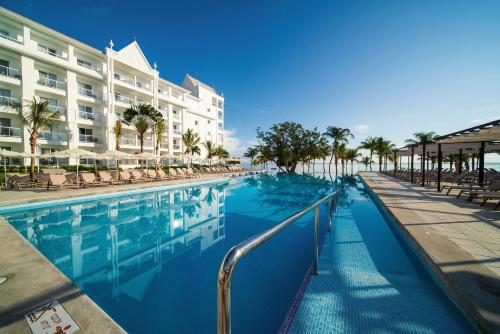 欧丘里欧Riu Ocho Rios - All Inclusive的酒店前的游泳池