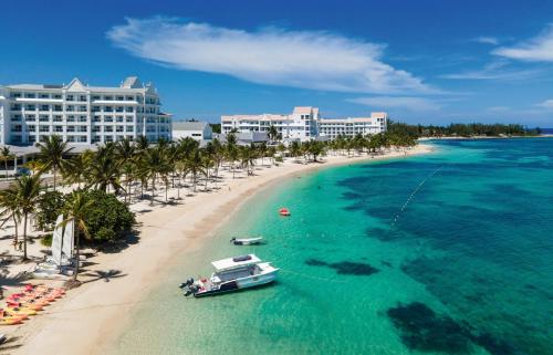 欧丘里欧Riu Ocho Rios - All Inclusive的海滩空中景色,水中有一条船