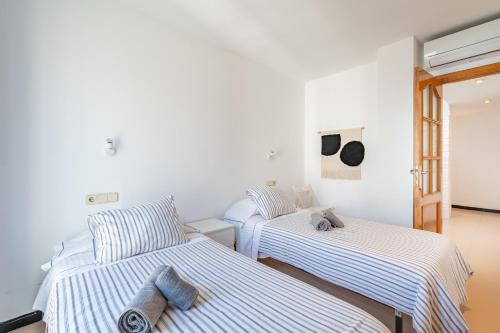 马略卡岛帕尔马Can Marineta的白色墙壁客房的两张床