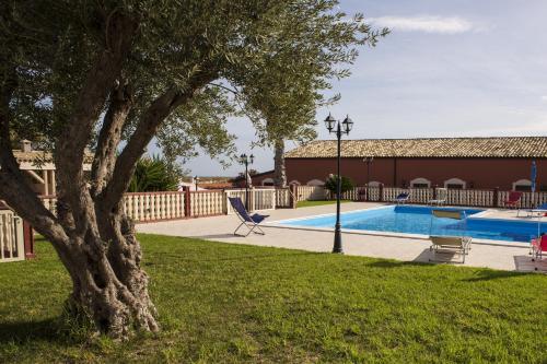 Casa Vacanze Calafarina内部或周边的泳池