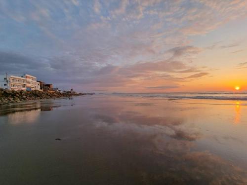 圣克莱门特Hotel Ola Bella的日落在海滩上与大海
