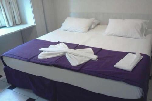 卡博迪圣阿戈斯蒂尼奥亚瑞柯多斯柯瑞斯酒店的床上有两条白色毛巾