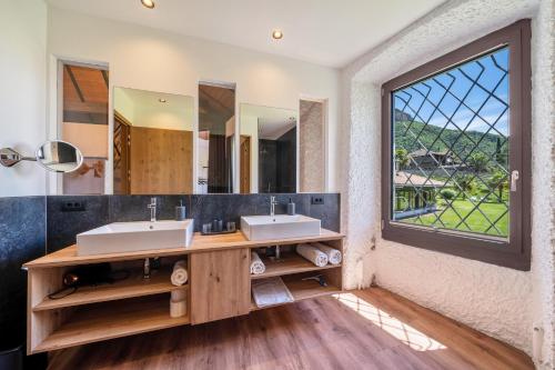 泰尔拉诺Thanhammer Apt Quarz的一间带两个盥洗盆的浴室和一个大窗户