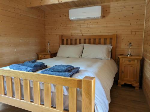 斯托克The Cabins的小木屋内一间卧室,配有一张床