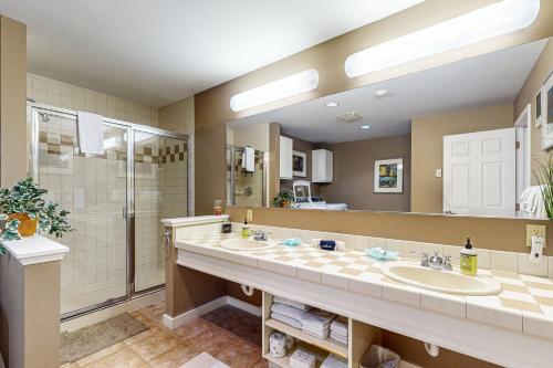 伊斯特海湾Cascade Bay Getaway的一间带两个盥洗盆和淋浴的浴室