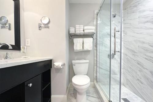 波士顿纽伯里宾馆的一间带卫生间和玻璃淋浴间的浴室