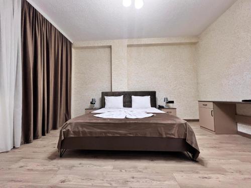 巴库Avrasya Hotel的一间卧室配有一张床和一台电视