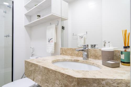 阿拉亚尔-杜卡布Apartamento Ninho das Gaivotas - Praia dos Anjos Residence - 2 Vagas的一间带水槽和卫生间的浴室