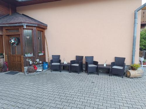 利普托斯基米库拉斯Privát Majo的庭院里摆放着几把椅子和桌子