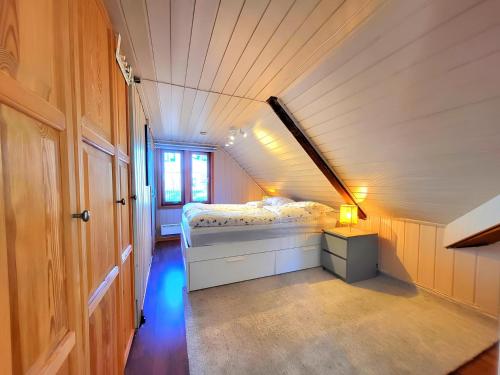 特隆赫姆Sunset Penthouse, Fjord View & Parking的一间小卧室,阁楼上配有一张床