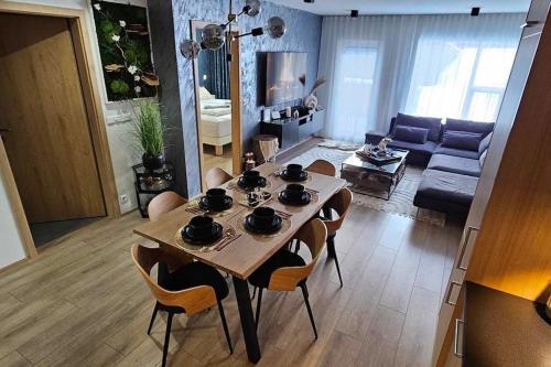 阿克雷里Flat in Akureyri的客厅配有桌椅和沙发