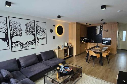 阿克雷里Flat in Akureyri的客厅配有沙发和桌子