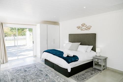 赫罗德斯湾Huis Marais的一间卧室设有一张大床和一个窗户。
