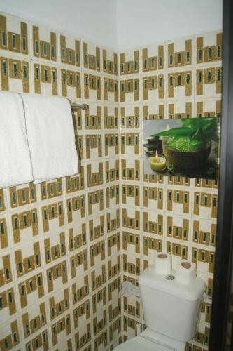波尔图Hotel Chique Aliados的一间带卫生间和瓷砖墙的浴室