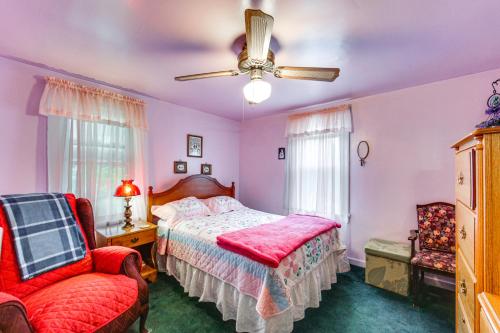西米夫林Charming West Mifflin House - 3 Mi to Kennywood!的一间卧室配有一张床和一把椅子