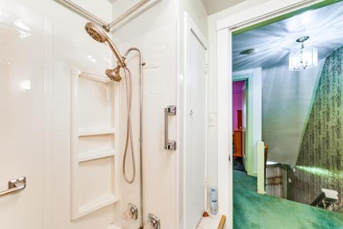 西米夫林Charming West Mifflin House - 3 Mi to Kennywood!的带淋浴和镜子的浴室