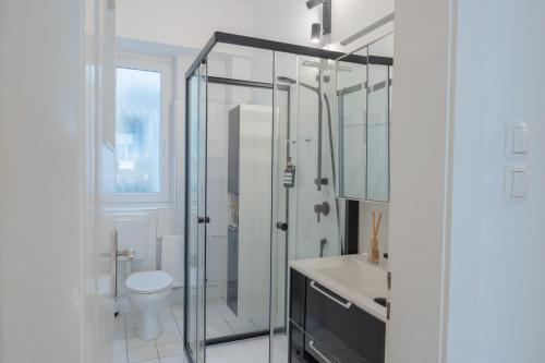 汉诺威Modernes Apartment 4 Personen Zentral 56qm WLAN gehobene Ausstattung的一间带玻璃淋浴和卫生间的浴室