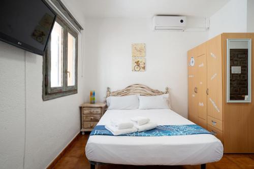 拉梅特拉·德·玛尔Loft con encanto的一间卧室配有一张床,上面有两条毛巾
