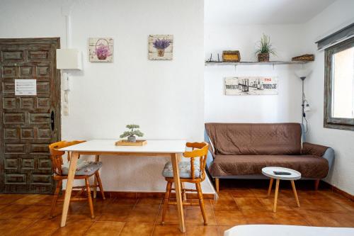 拉梅特拉·德·玛尔Loft con encanto的客厅配有桌子和沙发