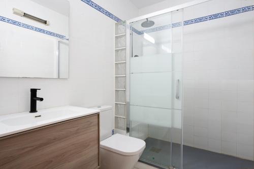拉梅特拉·德·玛尔Dúplex con encanto的一间带卫生间和玻璃淋浴间的浴室