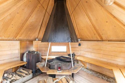 瓦萨3 Bedroom Cottage with Sauna by the Sea的小木屋内设有一个炉灶
