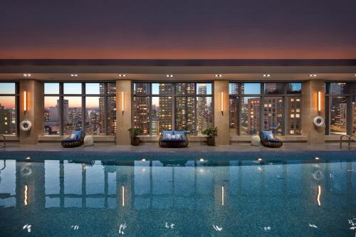 纽约Mandarin Oriental, New York的酒店游泳池享有城市美景