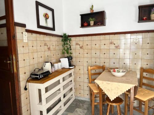 Partarolos Traditional House的厨房或小厨房